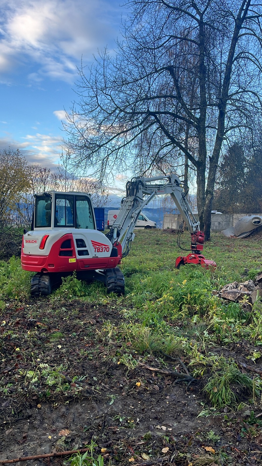Rodung und Geländeräumung mit Bagger