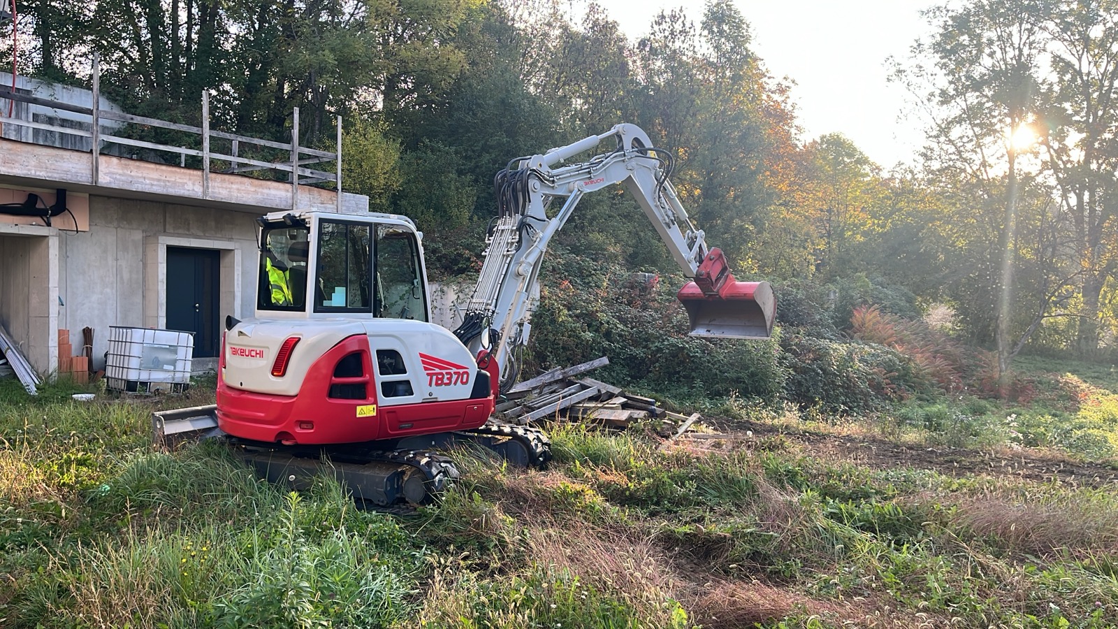 Takeuchi TB370 Bagger bei Rodungsarbeiten