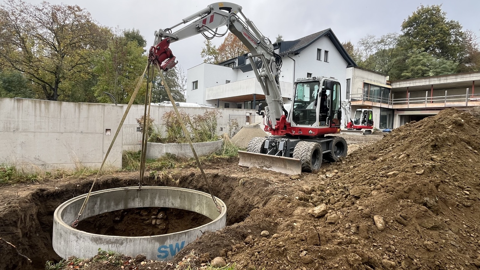 Minibagger bei Schachtarbeiten fur Versorgungsleitungen