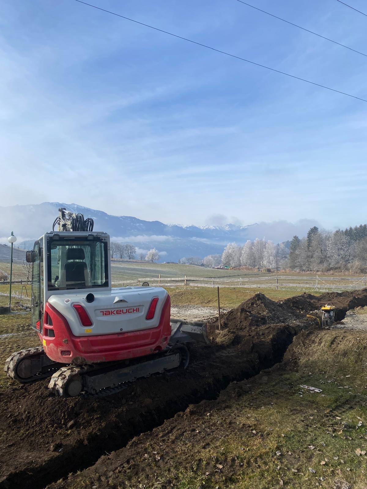 Drainage wird rund um ein Gebäude verlegt