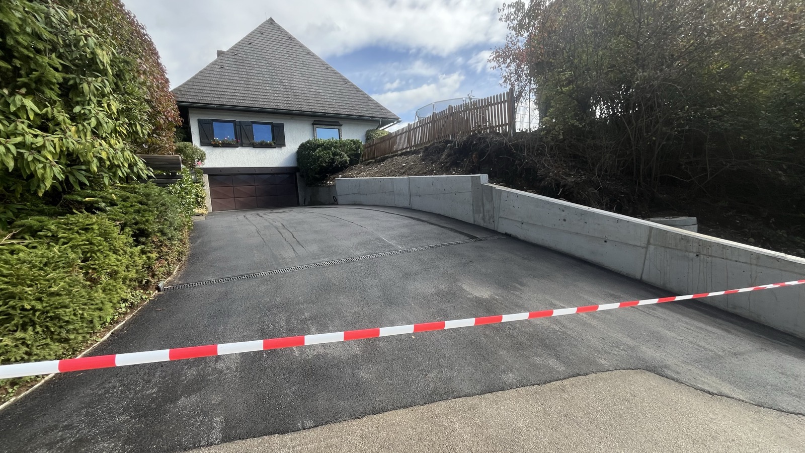 Fertige Pflasterarbeiten an Einfahrt