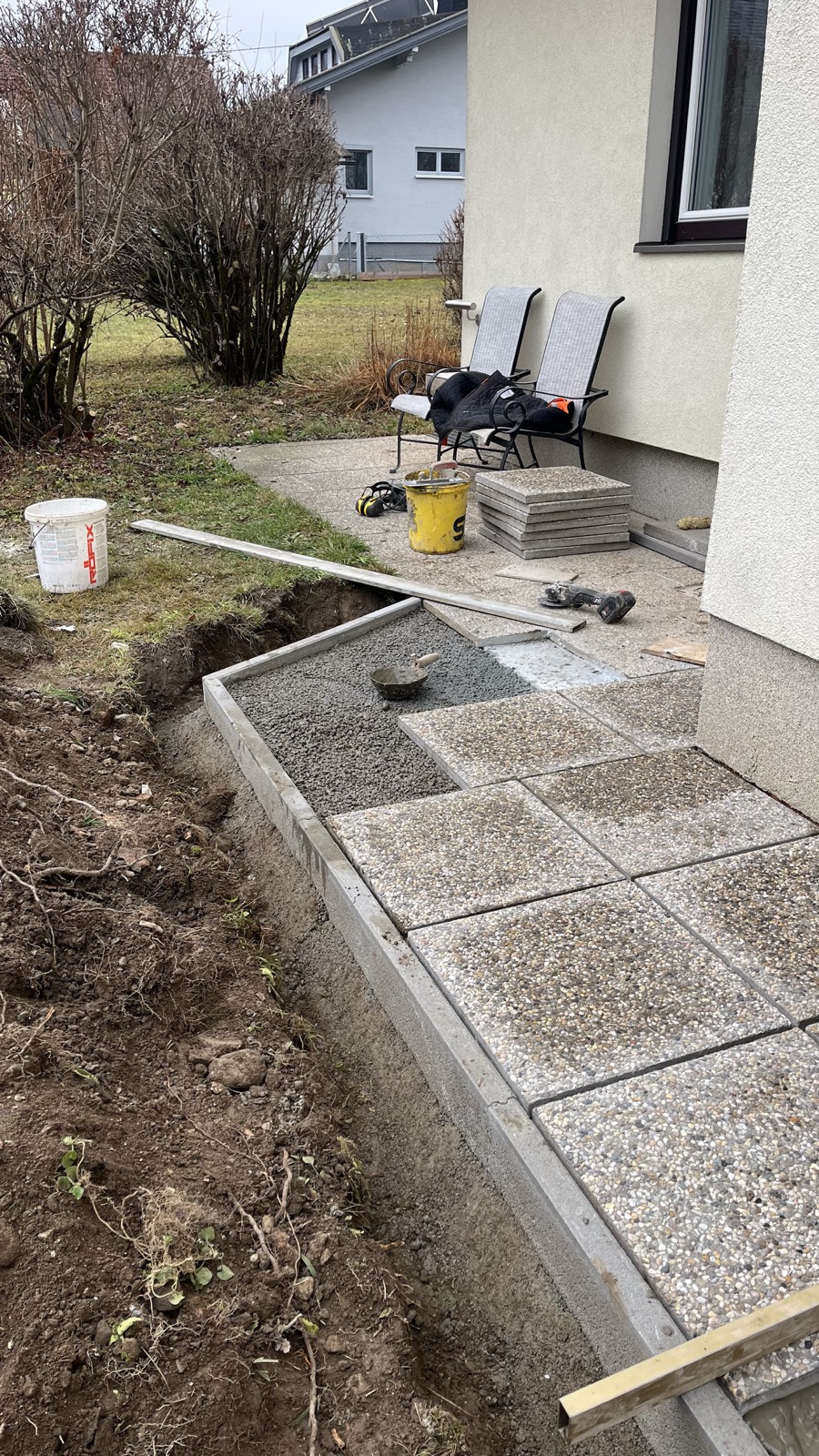 Gartenweg mit Natursteinplatten und integrierten Stufen