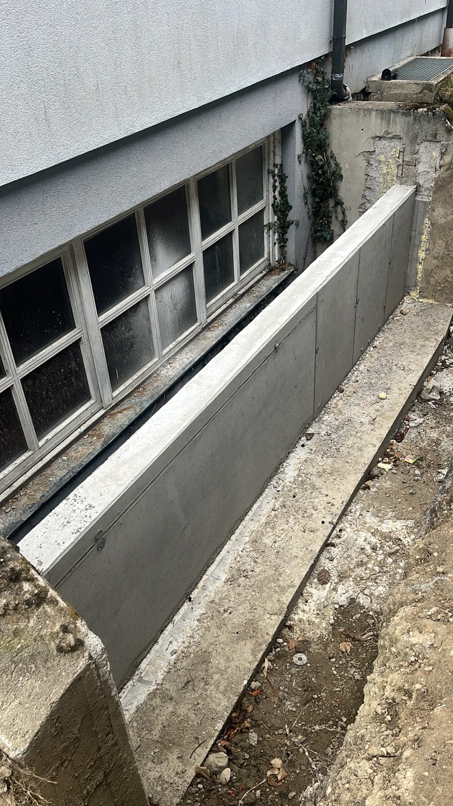 Fertige Betonstützmauer an Kellergeschoss